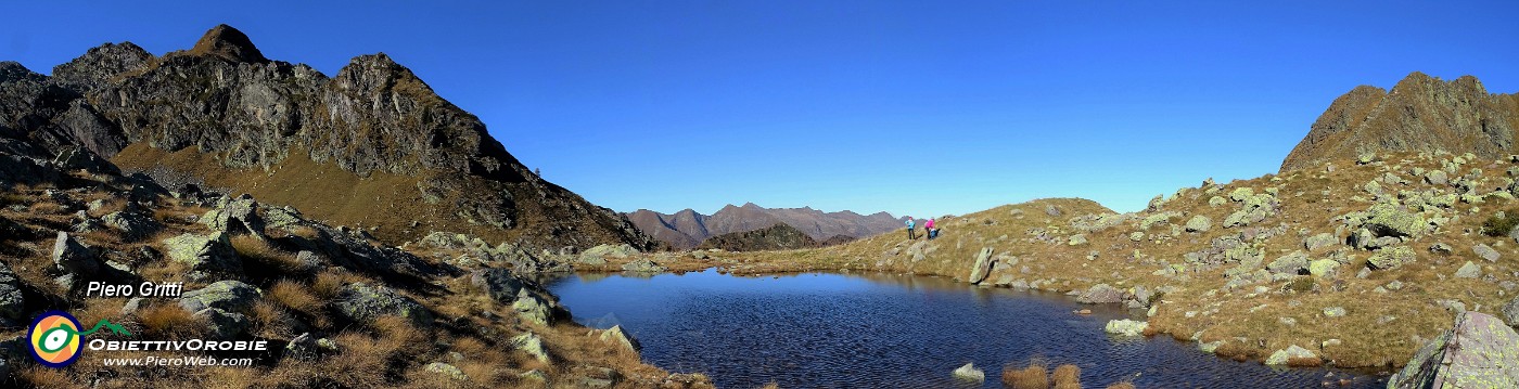 29 Panoramica col laghetto e, da sfondo sulla dx Monte Verrobbio sulla sx Pizzo della nebbia.jpg